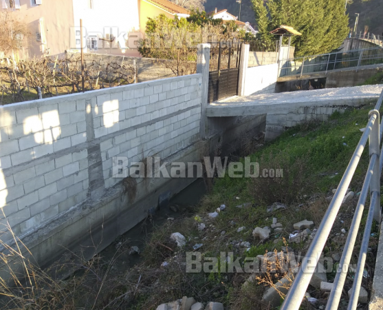 AKSIDENT NË BERAT/ 60-vjeçari me COVID-19 humb kontrollin dhe bie në kanal, dërgohet në spital