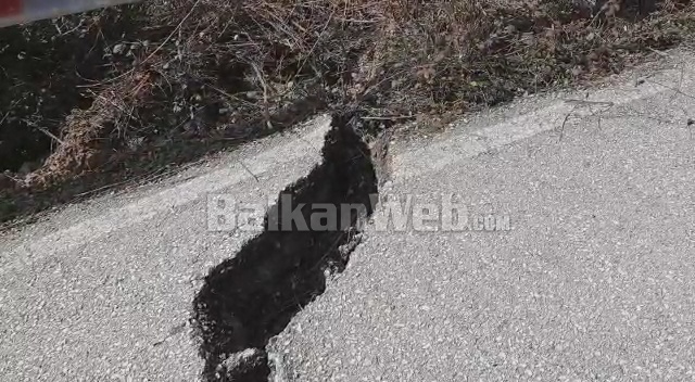 PAMJET/ Rruga Berat-Mbreshtan kthehet në rrezik për drejtuesit e automjeteve, çahet asfalti në këtë aks