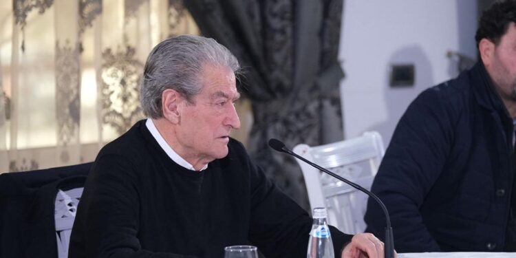 PO PREZANTONTE KANDIDATIN NË LUSHNJE/ Sali Berisha i ngatërron emrin me ish-deputetin