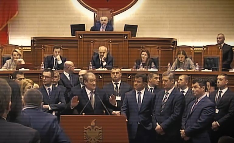 “PËR 700 MIJË EURO DHE DORËHEQJEN”/ PD publikon videon kur Berisha e Meta përplaseshin në Kuvend: Pengjet e korrupsionit mbajnë njëri-tjetrin