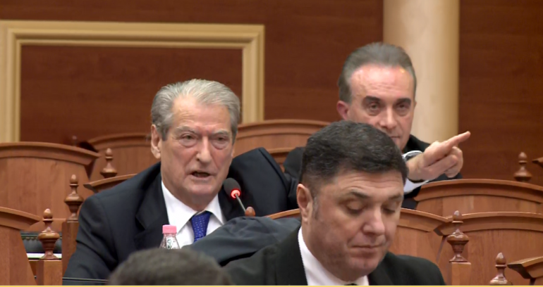 “DO PERMBYSESH DIBREN”/ Berisha i hap sfidë Manjës: Hajde në debat publik nesër me mua, ose…