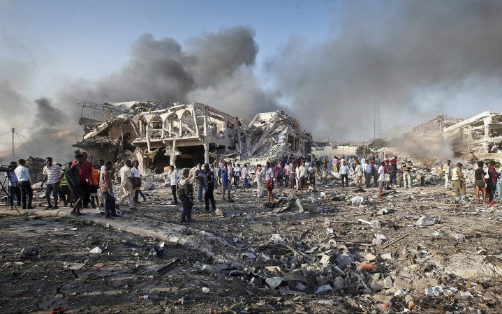 SULM TERRORIST NË SOMALI/ Kamikazi hedh veten në erë, 13 të vdekur, mes tyre politikanë e zyrtarë të vendit