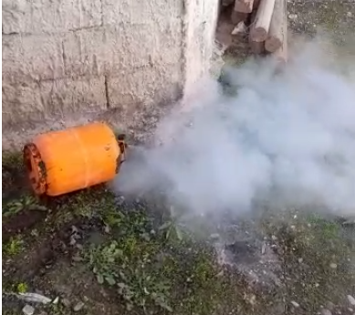 SHPËRTHEN BOMBOLA E GAZIT/ Shkrumbohet banesa në Skrapar, shpëtojnë mrekullisht 3 familjarët