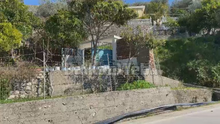 I MBIJETUAN COVID-19 DY JAVË MË PARË/ Mbingarkesa në prizë shkaktoi flakët në banesën që i mori jetën të…