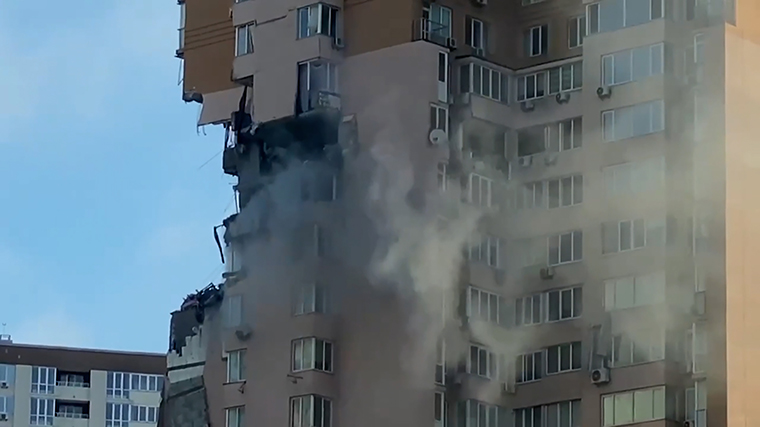 DITA E TRETË E PUSHTIMIT/ Lufta mbërrin në kryeqytet, goditet një pallat, betejë dhe shpërthime në rrugët e Kievit