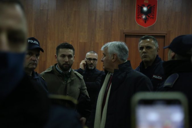 U DËNUA ME 3 VITE E 4 MUAJ BURG/ Pas vendimit të GJKKO, ish-ministrit Tahiri iu lejua të bënte një telefonatë