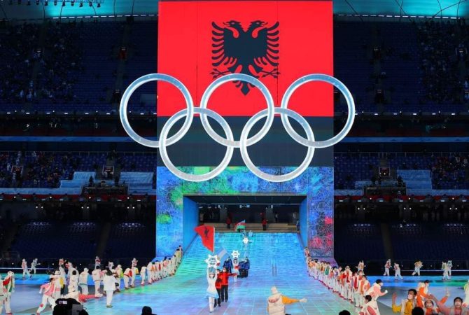 PUBLIKON PAMJET/ Rama: Shqiponja në stadiumin Olimpik të Pekinit (FOTO)