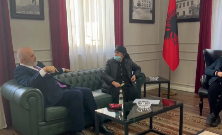 “DO TË NXJERR JASHTË…”/ Rama publikon debatin me banorët e “5 Majit”: Do më lini të flas apo jo?! (VIDEO)