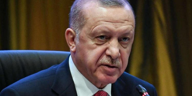 KORONAVIRUSI/ Presidenti Erdogan dhe gruaja e tij rezultojnë pozitiv, si është gjendja e tyre