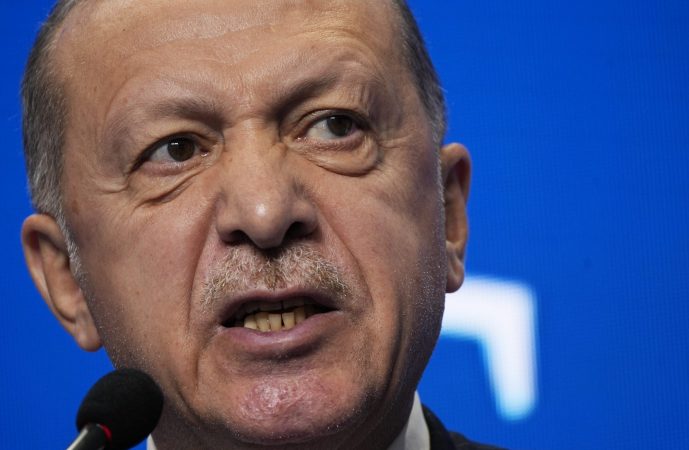 BËNË SHAKA ME INFEKTIMIN E RDOGAN/ 5 të arrestuar në Turqi, mes tyre edhe personazhi i njohur televiziv