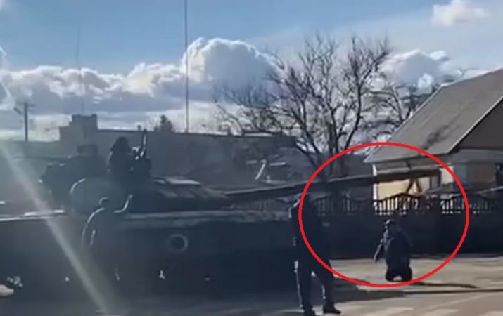 LUFTA/ “Guximtari” ukrainas i del përpara tankut rus, ndalon përparimin e saj drejt qytetit (VIDEO)