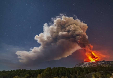 SHPËRTHIM I PAZIKONTË NË MALIN ETNA/ Srijohet një stuhi vullkanike me vetëtima të fuqishme