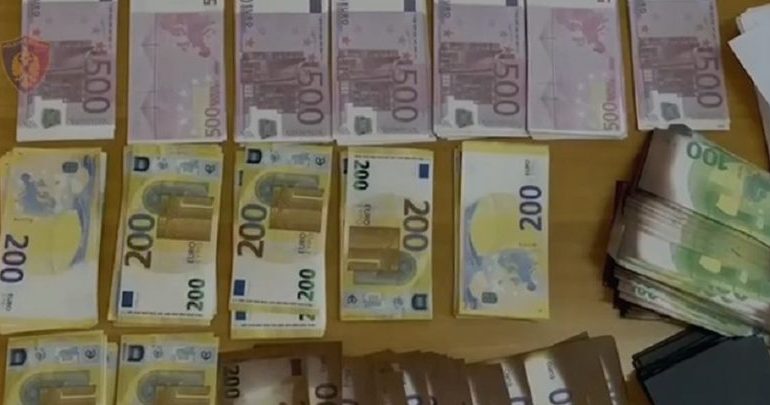 KAPJA E 1 MILIONË EUROVE FALSE NË RINAS/ Kush është zvicerania e arrestuar