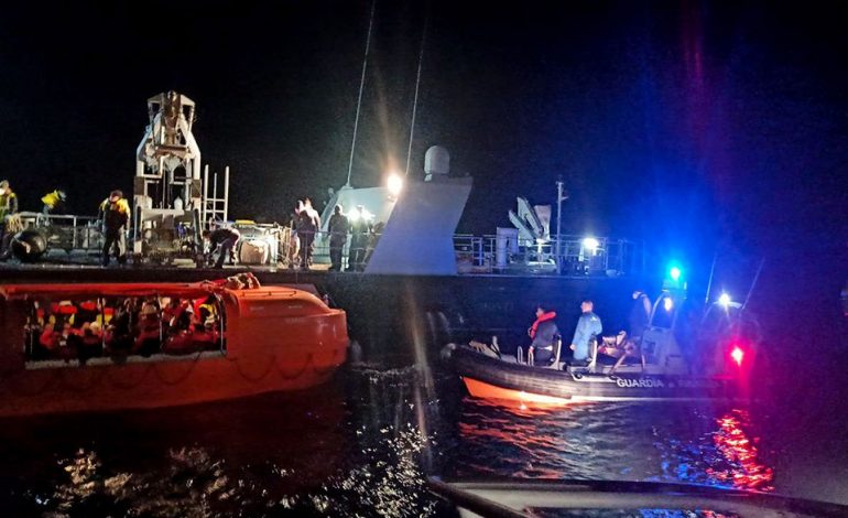 ZJARRI NË TRAGETIN NË KORFUZ/ Vijojnë kërkimet për 12 të zhdukurit, gjendet një i mbijetuar