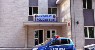 PO SHPËRNDANIN DROGË/ Kapen në flagrancë 4 persona në Fier