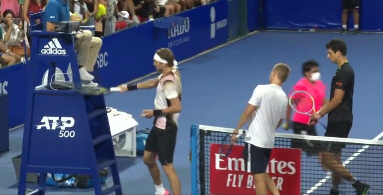 "E SHKATËRROVE KËTË LOJË O DIOT M*TI"/ Rivali i Djokovic nuk përmbahet pas humbjes dhe sulmon arbitrin (VIDEO)