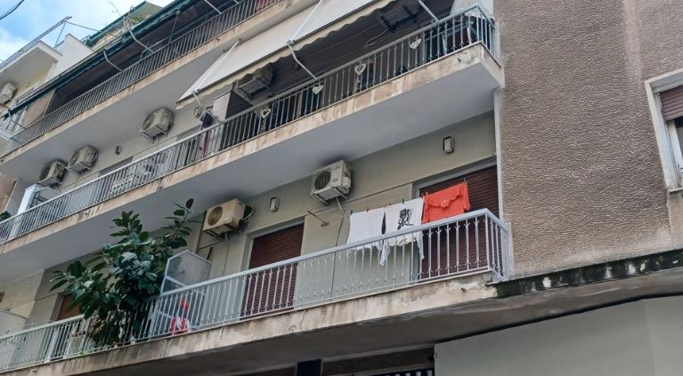 KRIMI MAKABËR NË GREQI/ Vret të birin dhe i fsheh trupin në kutinë e veglave të punës, arrestohet 29-vjeçarja dhe i dashuri i saj polak