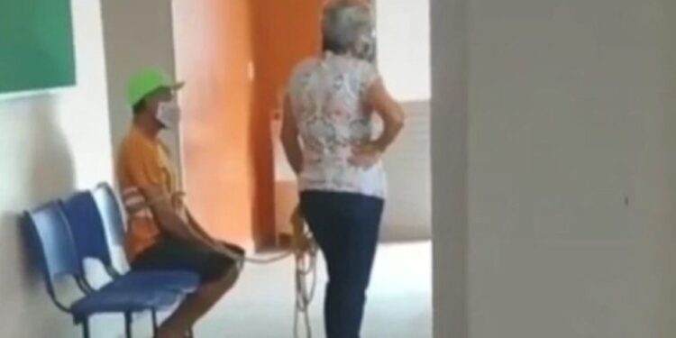 PAMJET QË PO THYEJNË RRJETIN/ Gruaja lidh burrin me litar dhe e çon të vaksinohet