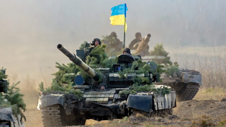 LUFTA/ Forcat ruse shumë pranë, Ukraina merr masat! Nxjerr TANKET për të mbrojtur Kievin