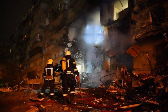 DITA E DYTË E LUFTËS/ Pamje dramatike, momenti kur raketa ruse shpërthen bllokun e apartamenteve në Kiev (VDIEO)