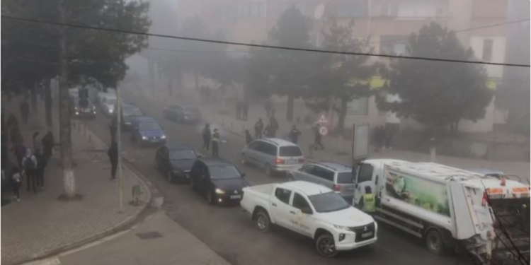 PAMJET/ Kukësi nën “pushtetin” e mjegullës. Vështirësi në qarkullimin e mjeteve