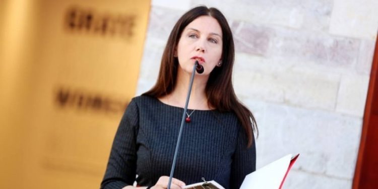 NDALIMI I QESEVE PLASTIKE/ Ministrja Kumbaro paralajmëron të tjera masa drastike