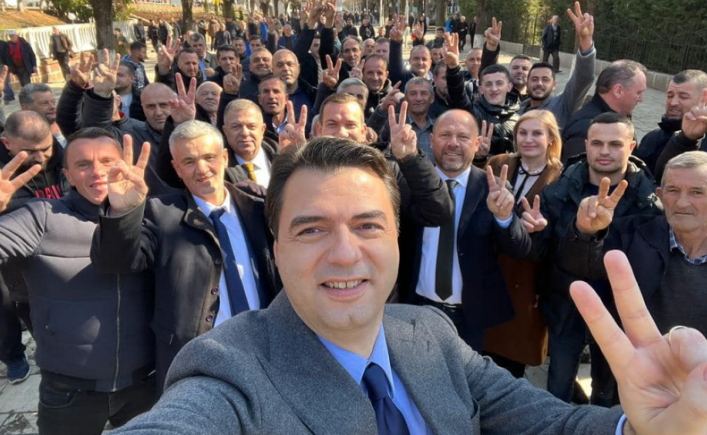 ME DY GISHTAT LART/ Basha publikon foton nga Dibra mes demokratëve: Votoni Luan Hakën!