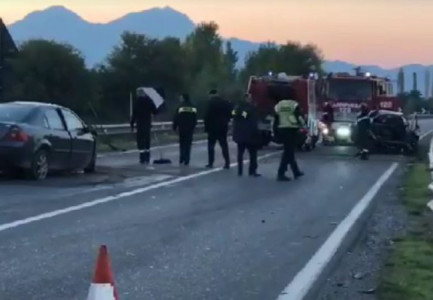 AKSIDENT NË LEZHË/ “Benz”-i del nga rruga dhe përplaset me pemët, në gjendje të rëndë drejtuesi i mjetit