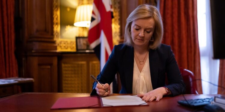 “T’JU VIJE TURP…”/ Ministrja britanike përzë nga takimi ambasadorin rus