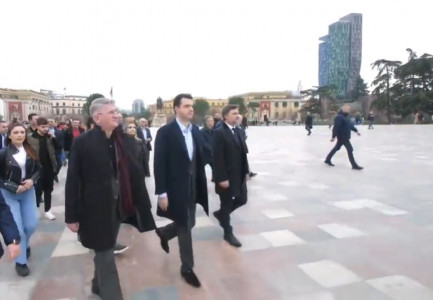 “NDALIM I PROPAGANDËS…”/ Lulzim Basha shkon për të firmosur peticionin për dekomunistizimin dhe drejtësinë