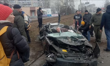 LUFTA/ Dy trupa rusë vriten pasi vodhën kamionin ushtarak ukrainas. E vërteta e tankut që i hipi sipër makinës civile (VIDEO)