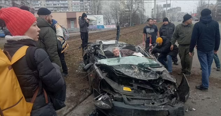 LUFTA/ Dy trupa rusë vriten pasi vodhën kamionin ushtarak ukrainas. E vërteta e tankut që i hipi sipër makinës civile (VIDEO)