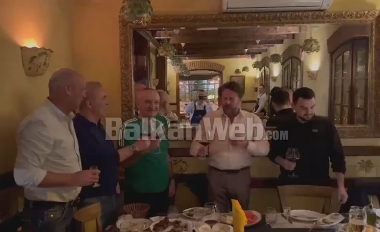 META I PASHQETËSUAR NGA VENDIMI I KUSHTETUESES/ Shfaqet duke kënduar e bërë “gëzuar” me verë (VIDEO)