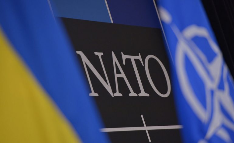 PËRSHKALLËZIMI I TENSIONEVE RUSI-UKRAINË/ NATO zhvendos stafin nga Kievi