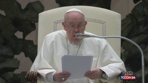 “TË RRITURIT KANË VËNË ARMËT NË DUART E TYRE”/ Papa Françesku: Mjaft i kthyet fëmijët në ushtarë