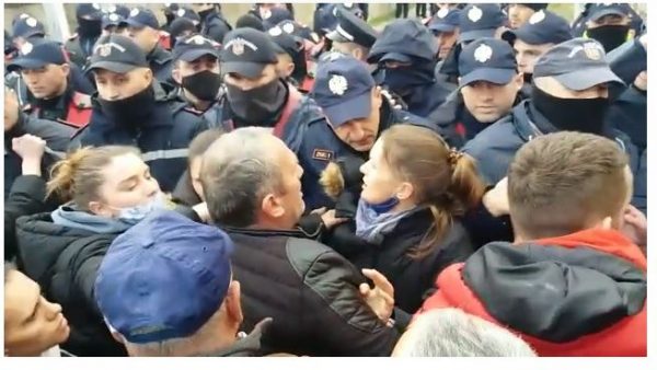 NIS SHEMBJA E 12 SHTËPIVE TEK “5 MAJI”/ Banorët përplasen me policinë, shihni momentet e tensionit (VIDEO)