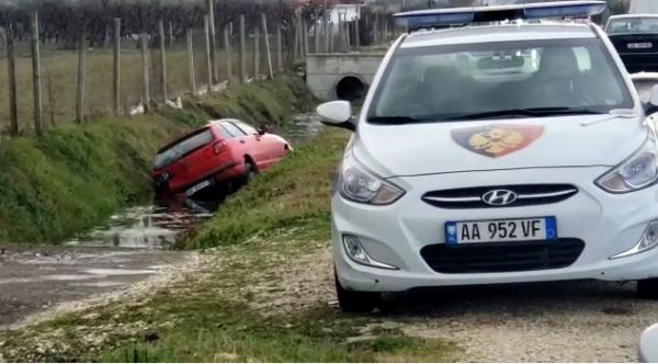 AKSIDENT NË HYRJE NË KUÇOVËS/ Dy mjete përplasen me njëra-tjetrën, njëri përfundon në kanal (FOTO)
