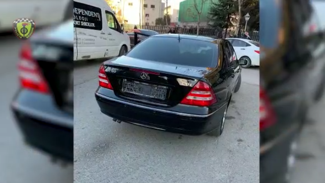 XHAMA TË ERRËT E TARGA TË HUAJA/ Policia “bllokon” shoferët problematikë te sheshi ‘Nënë Tereza’, dhjetëra ndëshkime