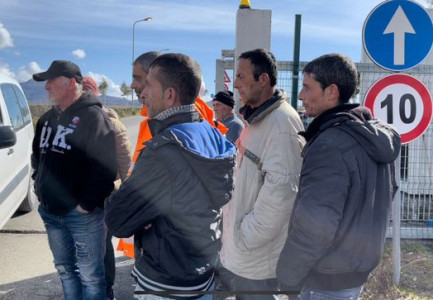 “NUK NA KANË PAGUAR PREJ 2 MUAJSH”/ Punonjësit e inceneratorit të Elbasanit në protestë: Jemi kërcënuar…