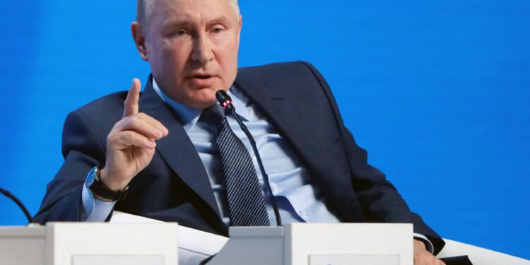 NË KULMIN E TENSIONEVE/ Putin fton ish-presidentin ukrainas: Je i mirëpritur për azil politik në Moskë