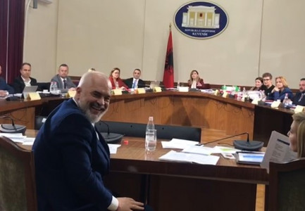 DEBATI! Tabaku: Vlera e kontratave 430 mln euro. Rama: Seriozisht e keni që kam vjedhur lekët deri në 2050-ën? Paturpësi!