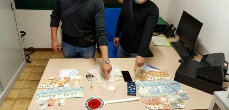 “UNE I RUAJA…”/ Sekuestrohet kokainë dhe 30 mijë euro të fshehur në detergjente. Arrestohe shqiptari që…