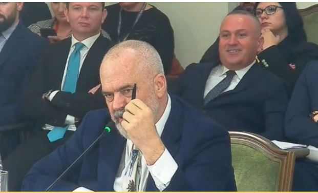 “KËTË REVOLUCION NUK E NDALNI DOT”/ Rama imiton Berishën: Zërin nuk e bëj dot si ai