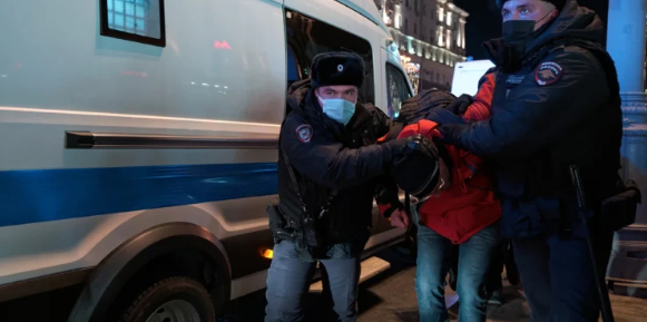 LUFTA NË UKRAINË/ Policia ruse arreston rreth 2,700 persona për protesta në Moskë