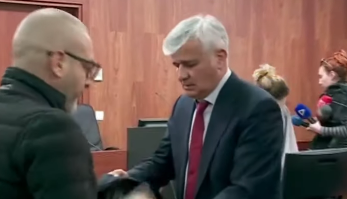 DALIN PAMJET/ Me furgon policie drejt burgut, momenti kur Saimir Tahiri del nga Gjykata