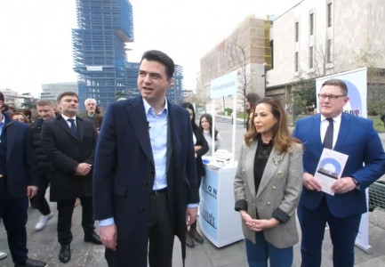 “ISHIM BËRË TË GJITHË SI FAMILJE”/ Basha kujton ditën e rrëzimit të shtatores së Enver Hoxhës: Regjimi komunist…