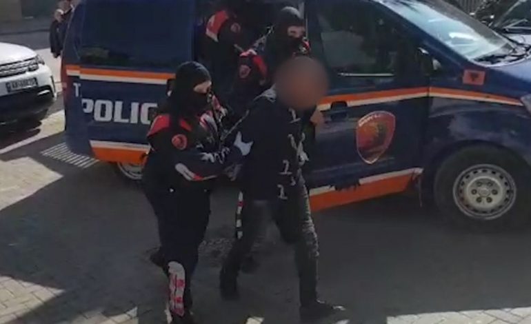 OPERACIONI “PERIMETRI”/ Po transportonte 57 emigrantë me kamion tre muaj më parë, arrestohet 21-vjeçari