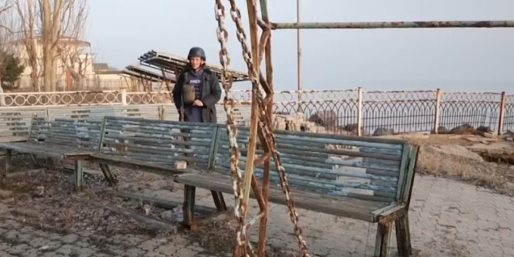 DITA E DYTË E LUFTËS/ Shikoni momentin kur ekipi i “Sky News” i shpëton shpërthimeve në Ukrainë (VIDEO)
