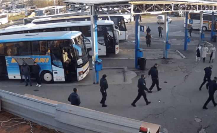 MOMENTE PANIKU/ Tjetër alarm për bombë në Stacionin e Autobusëve në Prishtinë, policia evakuon zonën