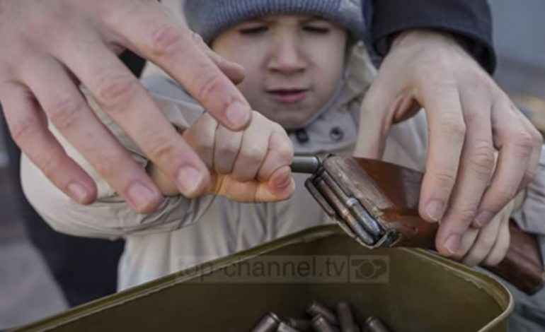 UKRAINE/ Garda Kombëtare stërvit dhe fëmijët: I gjithë populli ushtar